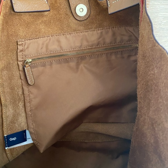 Cute super soft Gap bag with a pop of color on the bottom - Picture 3 of 3